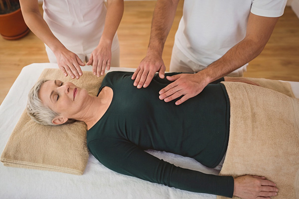 Vier-Hände-Reiki – Anwendung mit zwei Reiki-Meistern